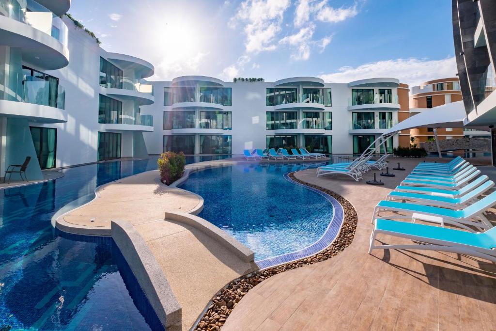 Absolute Twin Sands Pool